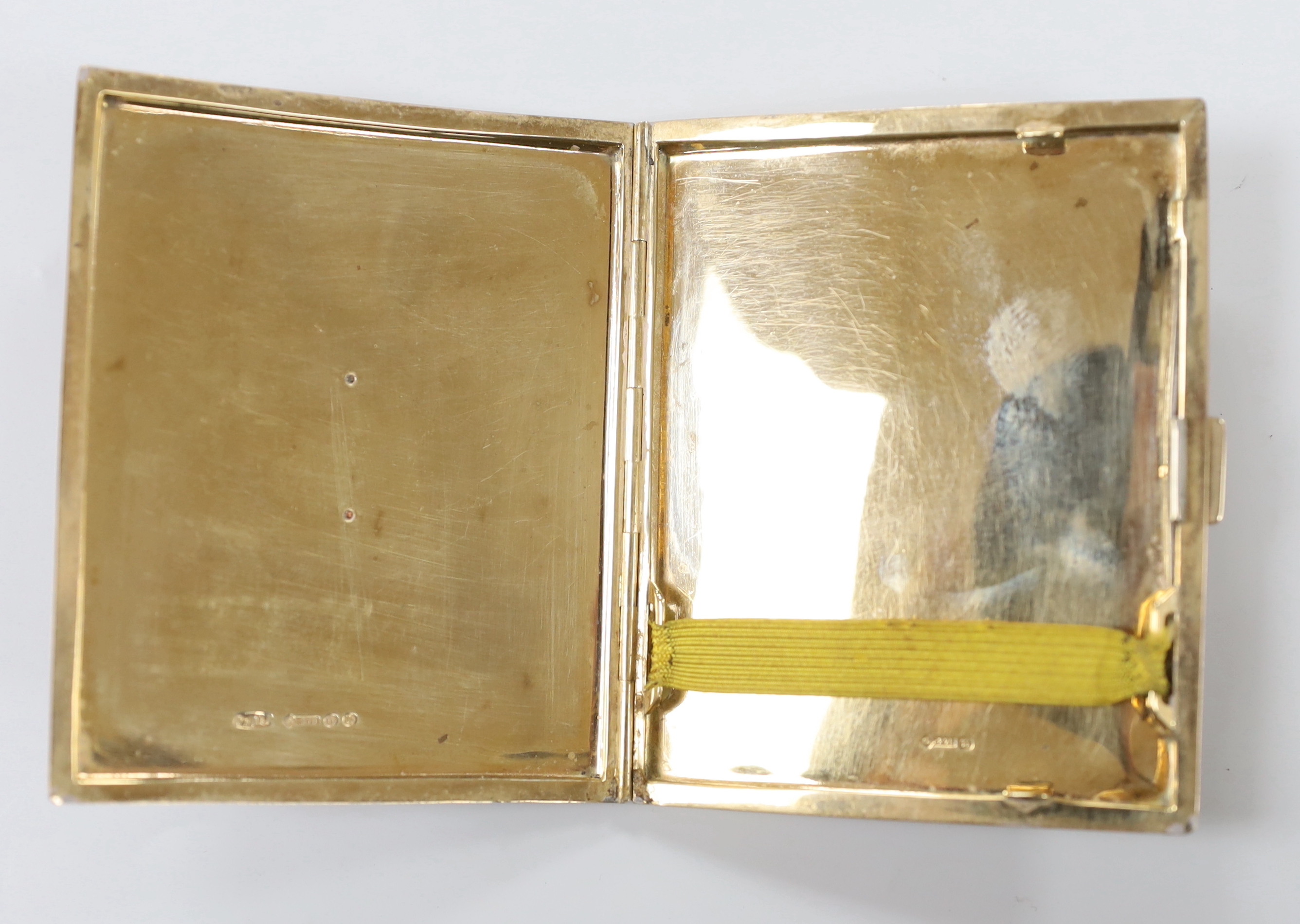 A George V engine turned 9ct gold rectangular cigarette case, London, 1928, 86mm, gross weight 86.2 grams.